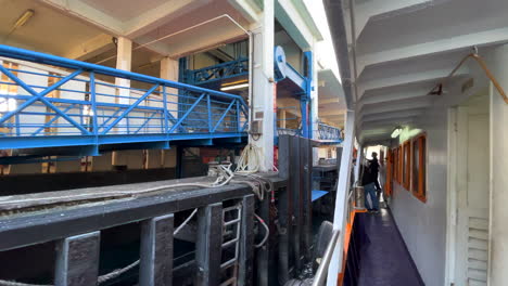 Ferry-Blanco-Acercándose-Al-Muelle-De-Hong-Kong-Con-Gente-Desembarcando