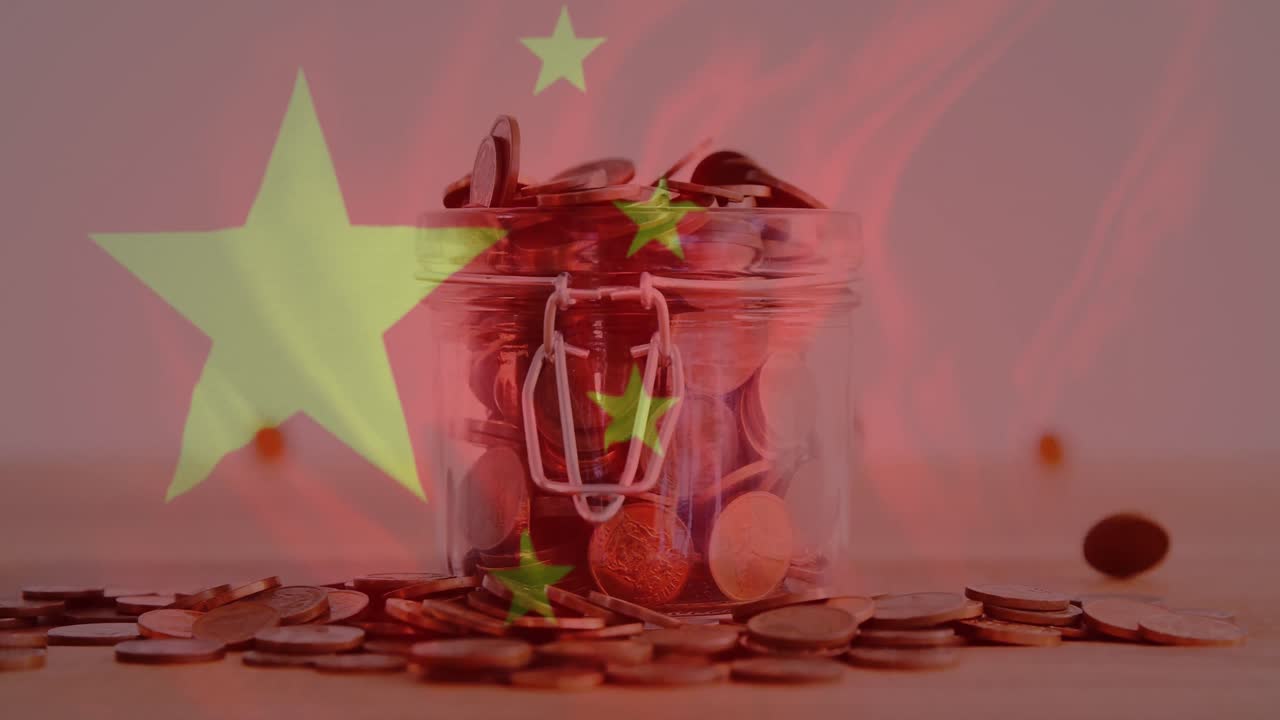 Hoạt ảnh lá cờ Trung Quốc đang tung bay trên nền những đồng xu rơi vào lọ và ngọn lửa