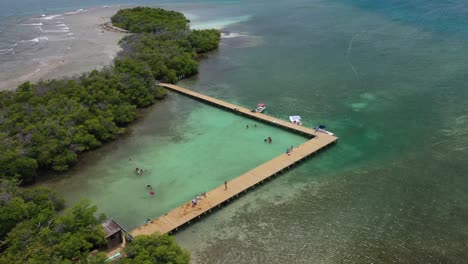 Pool-Im-Ozean,-Luftaufnahme-Von-Cayo-Mata-La-Gata-In-Lajas,-Puerto-Rico