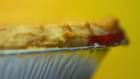 [cámara utilizada: canon c300] macro rack-focus: corteza giratoria de pastel de cerezas con cerezas saliendo por los lados