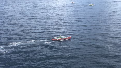 Disparo-De-Un-Dron-Siguiendo-A-Un-Pescador-Filipino-Capturando-Peces-Con-Líneas-De-Mano-En-Filipinas