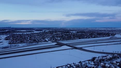 Este-Impresionante-Video-Muestra-Una-Comunidad-Invernal-En-Las-Horas-Del-Crepúsculo,-Con-Techos-Nevados-Y-Calles-Heladas