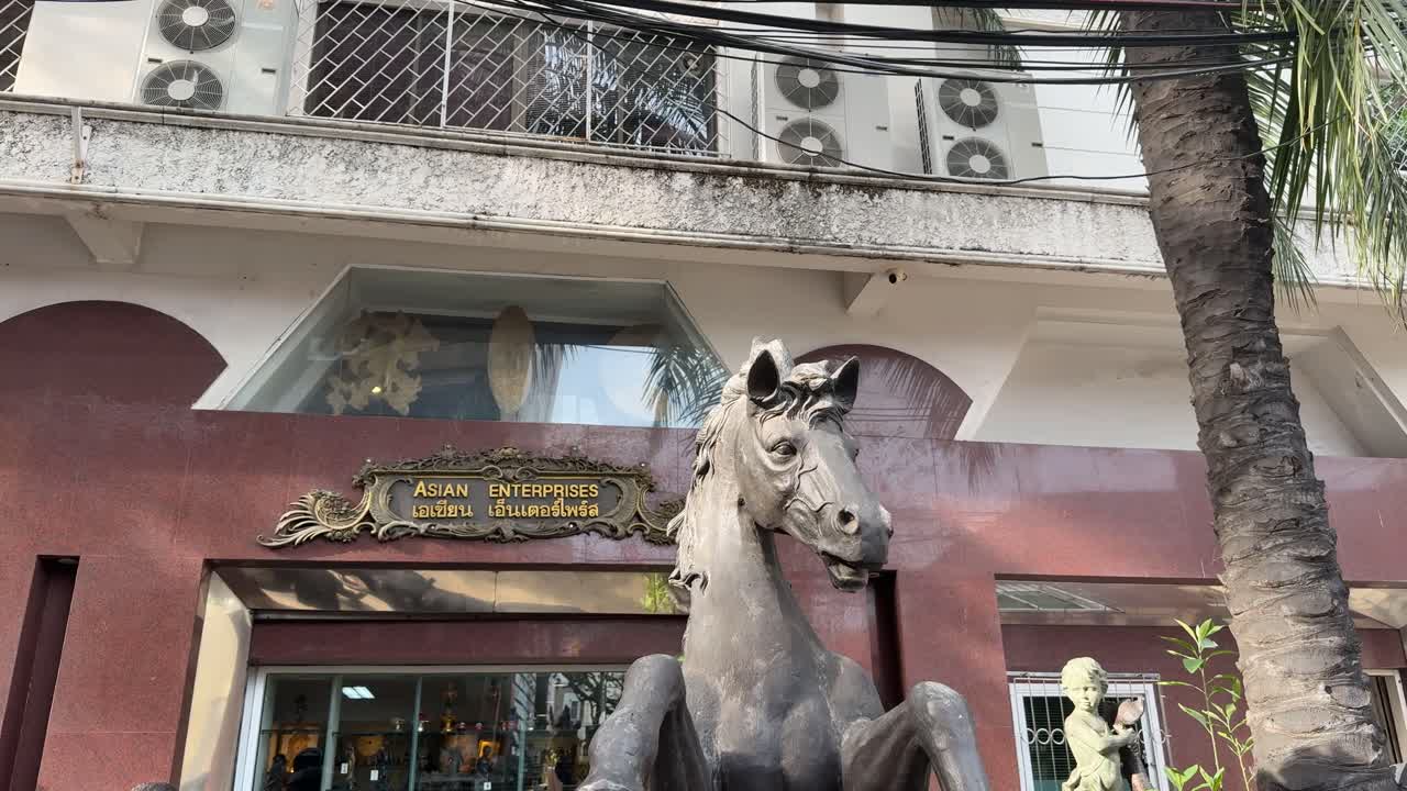 방 쇼핑 센터 밖 의 말 동상