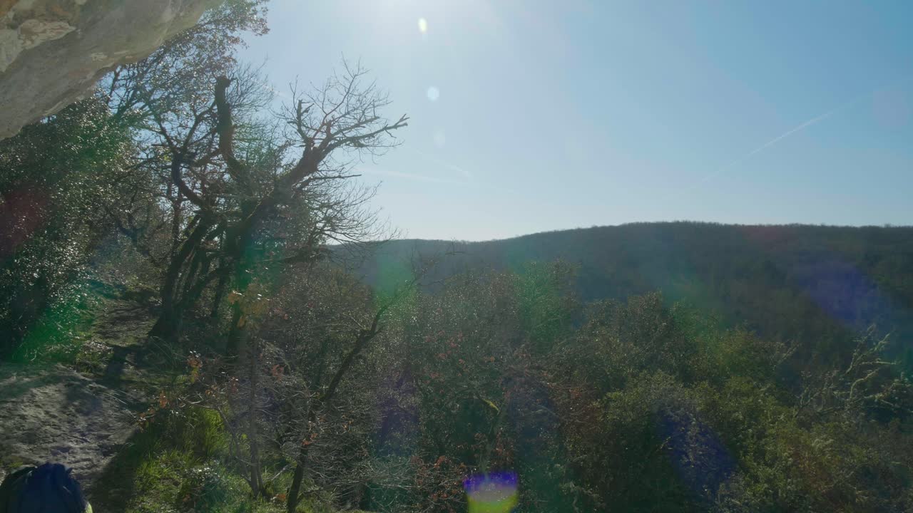 프랑스 의 도르도네 주 에 있는 선사시대 유적지 의 바위 사이 에 있는  ⁇ 은 통로