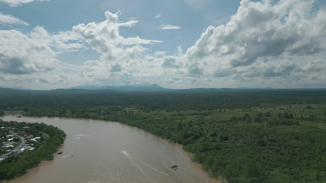vista del dron de la ciudad de lingga, sri aman sarawak, malasia