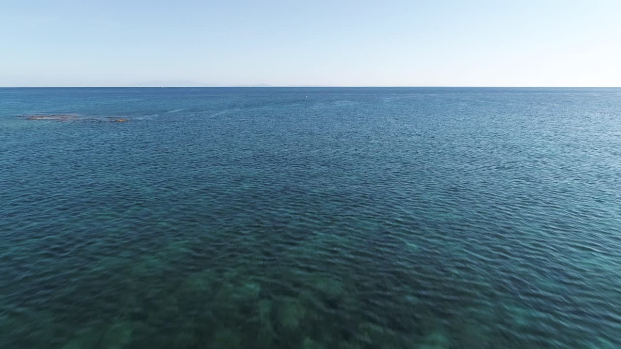 얕은 물에 떠있는 필리핀의 원주민 아웃리거 방카 보트, 공중