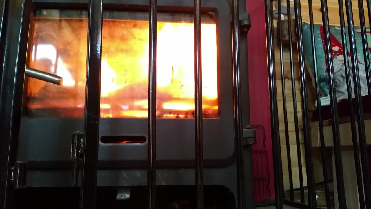 빛나는 장작 난로를 가로지르는 패닝 샷