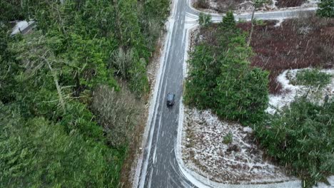 Vista-Aérea-De-La-Conducción-De-Automóviles-En-Caminos-Rurales-Durante-La-Tormenta-De-Nieve.