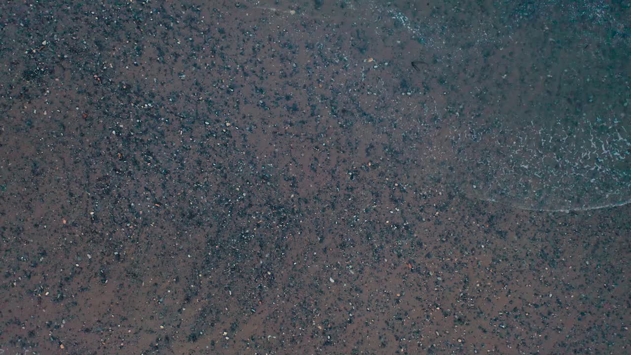 olas rompiendo en la playa durante la puesta de sol