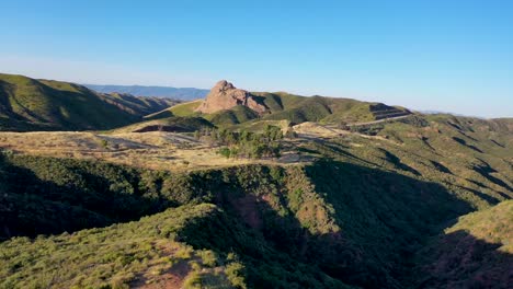 imágenes de drones tomadas cerca de lake hughes road en castaic, california