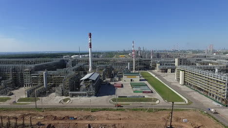una vista aérea de un gran sistema de tuberías de una refinería de petróleo