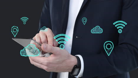 animación de múltiples iconos digitales sobre la sección media del hombre de negocios usando un teléfono inteligente de vidrio