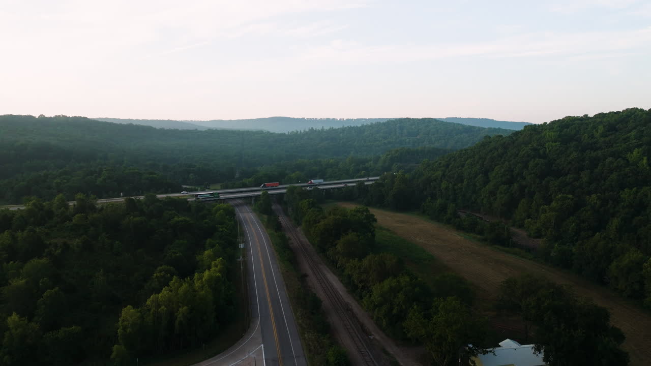 미국 아칸소 주 의 고속도로 와 철도 의 공중 사진 - 드론 촬영