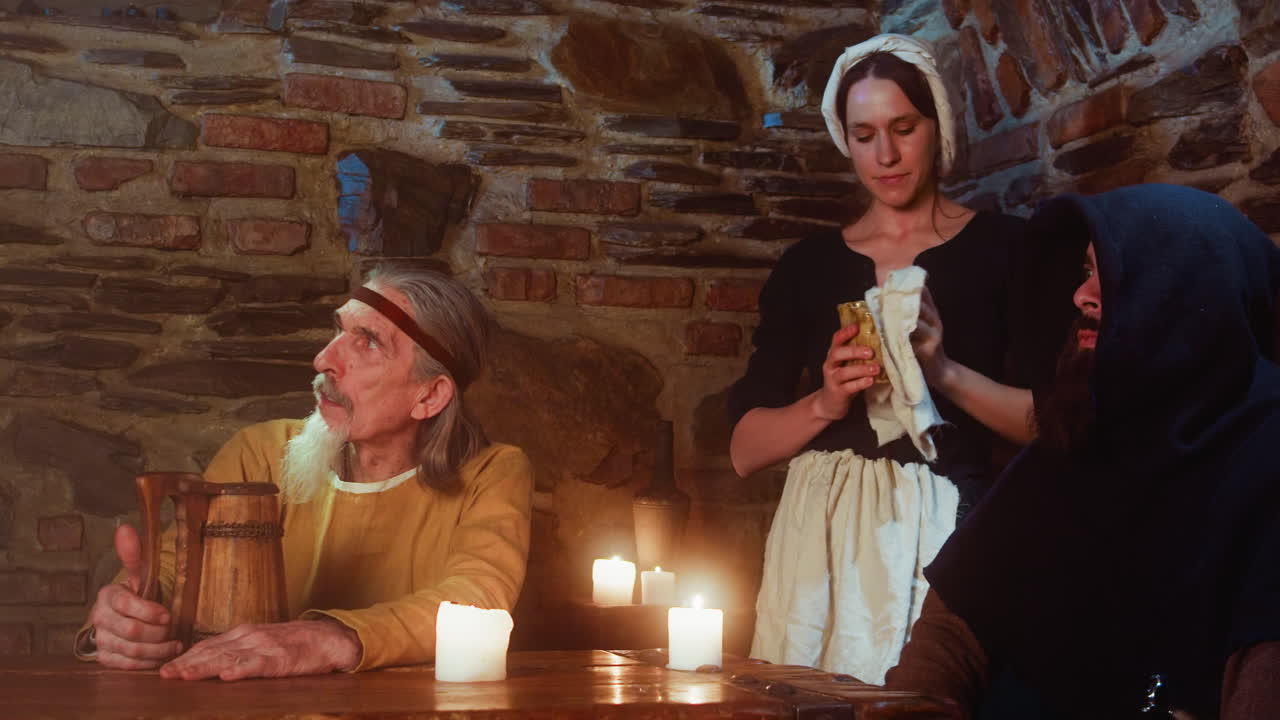 술집 손님과 하녀는 새로운 손님이 오면 곤경에 대비합니다. 은이, 도, 그리고 혐오스러운 여자는 위험한 선 사람의 관심을 피하려고합니다.