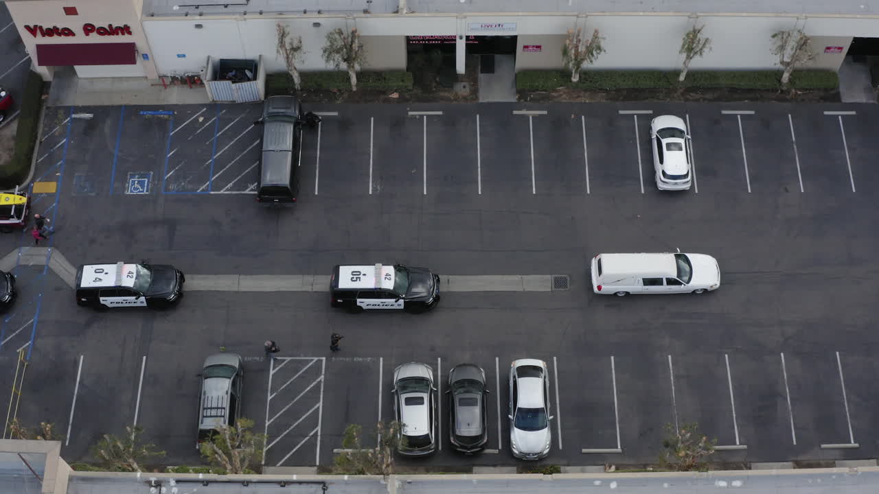 장례 행렬이 최종 장소에 도착하다