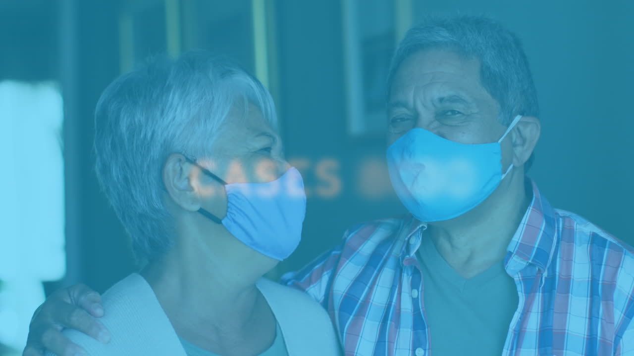 코로나 19 텍스트의 애니메이션 고령 커플이 얼굴 마스크를 착용하여 포옹하고 있습니다.