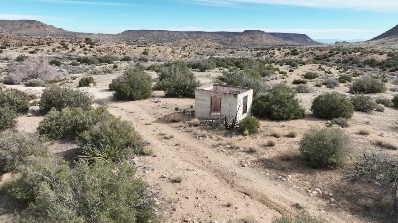 edificios abandonados estructuras de hormigón destruidas por el cártel en el alto desierto del sur de california en un día nublado con un estado de ánimo apocalíptico 60fps