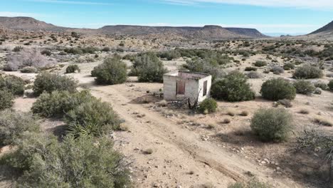 Edificio-Abandonado-Con-Estructuras-De-Hormigón-Destruidas-Por-El-Cartel-En-El-Alto-Desierto-Del-Sur-De-California-En-Un-Día-Nublado-Con-Un-Ambiente-Apocalíptico-A-60-Fps.