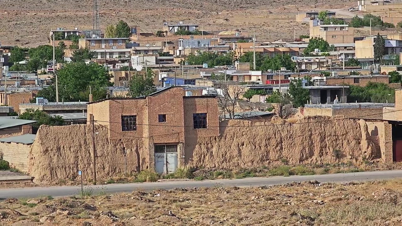 Küçük Bir Kırsal Köyden Geçen Beyaz Araba