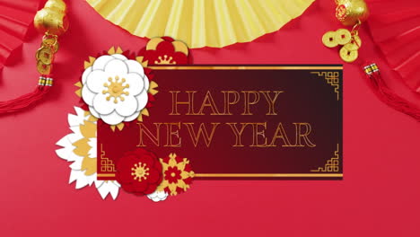 animación de felicitaciones de año nuevo texto sobre decoraciones tradicionales chinas en fondo rojo