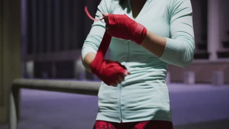 mujer joven poniendo cinta