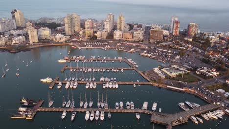 Vogelperspektive-Von-Yachten,-Die-Am-Kreuzfahrthafen-In-Der-Küstenstadt-Punta-Del-Este-Festgemacht-Sind