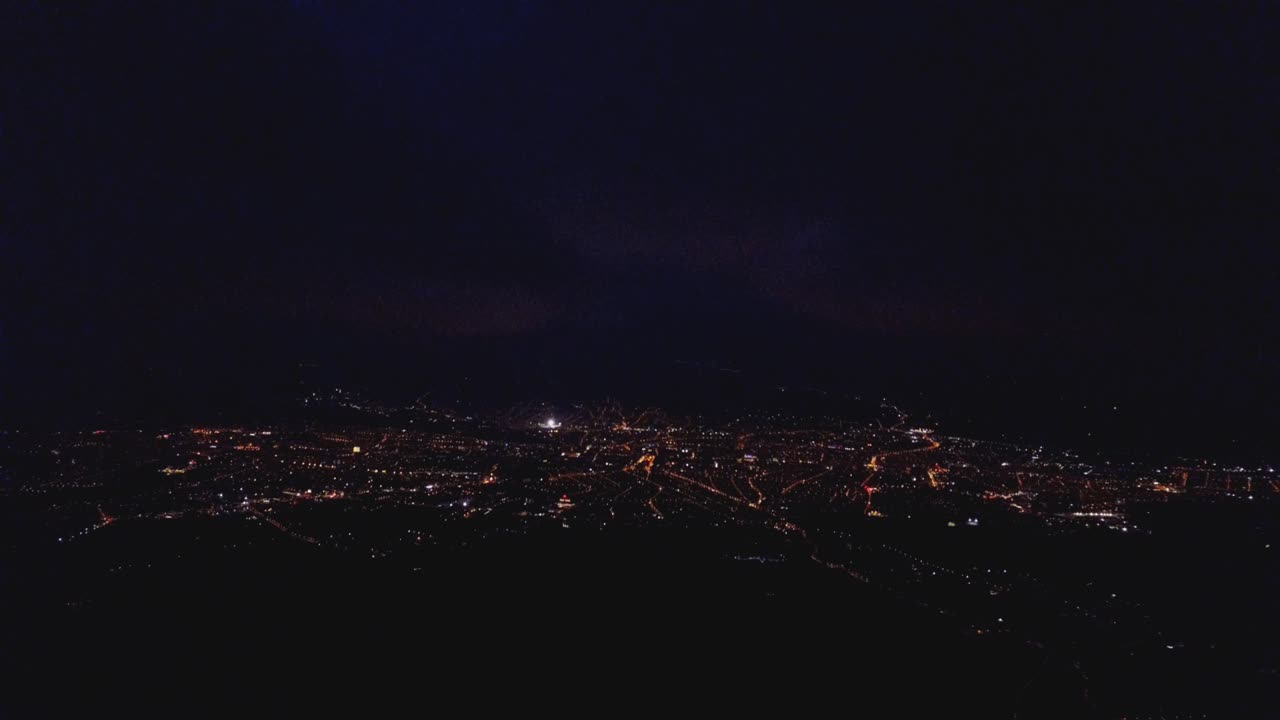 무인 항공기로 cluj napoca 도시의 파노라마 야경