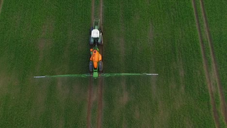 fumigación de pesticidas y fertilizantes en el campo vista aérea con tractor