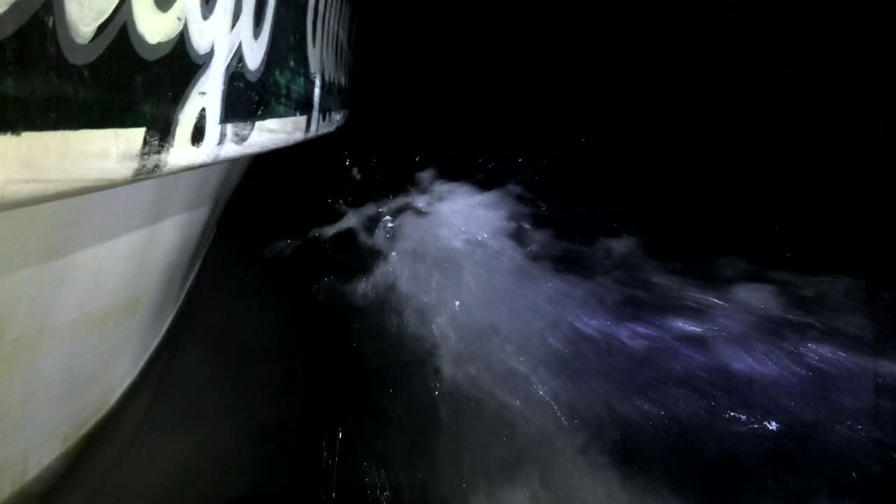 vista desde el lado de un barco por la noche en el nivel de agua 2