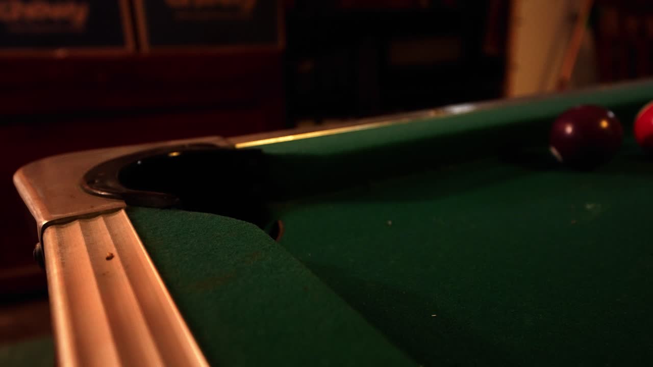 haciendo el tiro en la bola de rayas amarillas en el billar