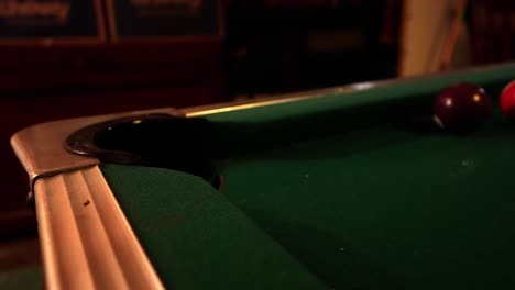 Den-Schuss-Auf-Den-Gelb-Gestreiften-Ball-Beim-Billard-Machen