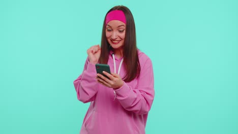 glückliches aufgeregtes mädchen benutzt mobiltelefon sagen wow ja fand heraus großartige große gewinn nachricht macht gewinner gebärde