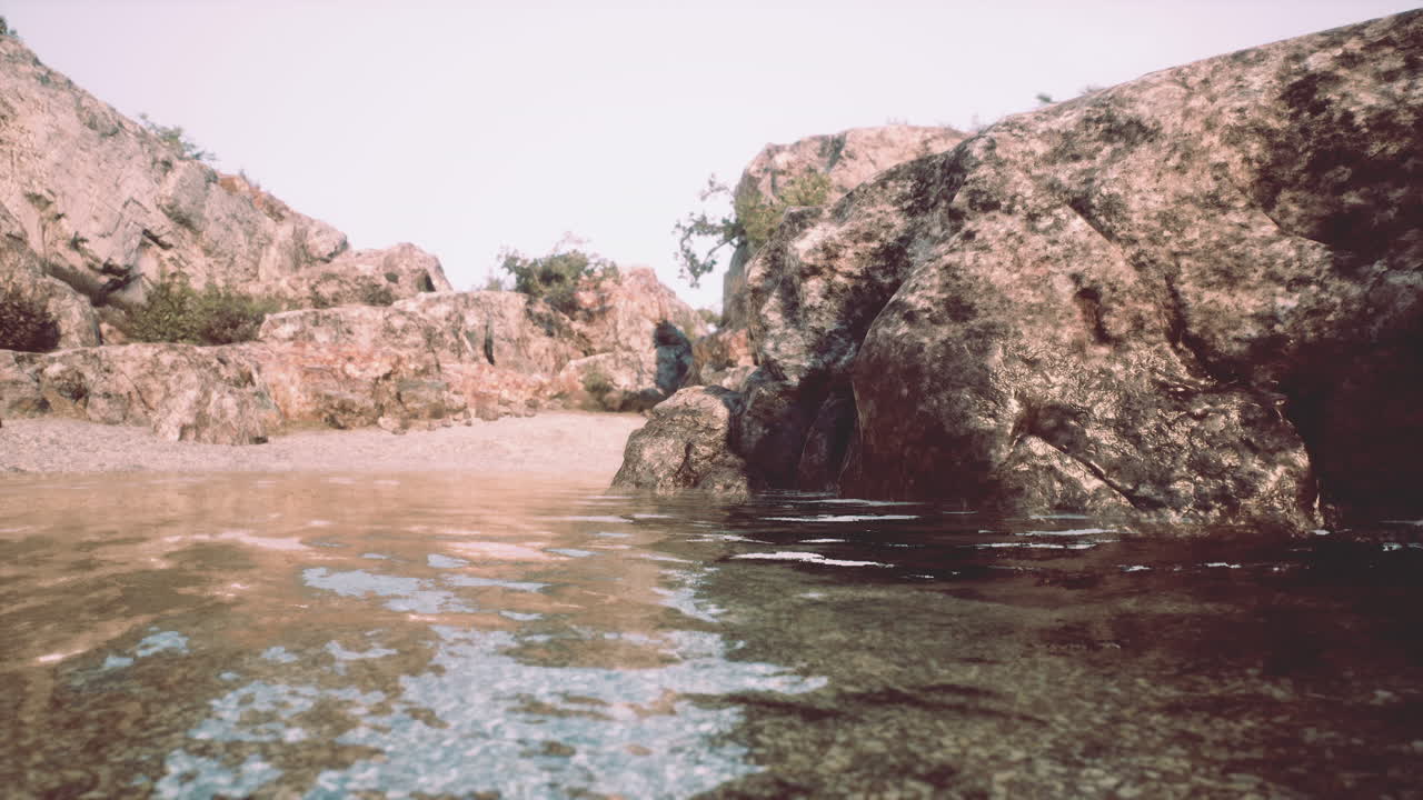 aguas serenas rodeadas de majestuosas rocas