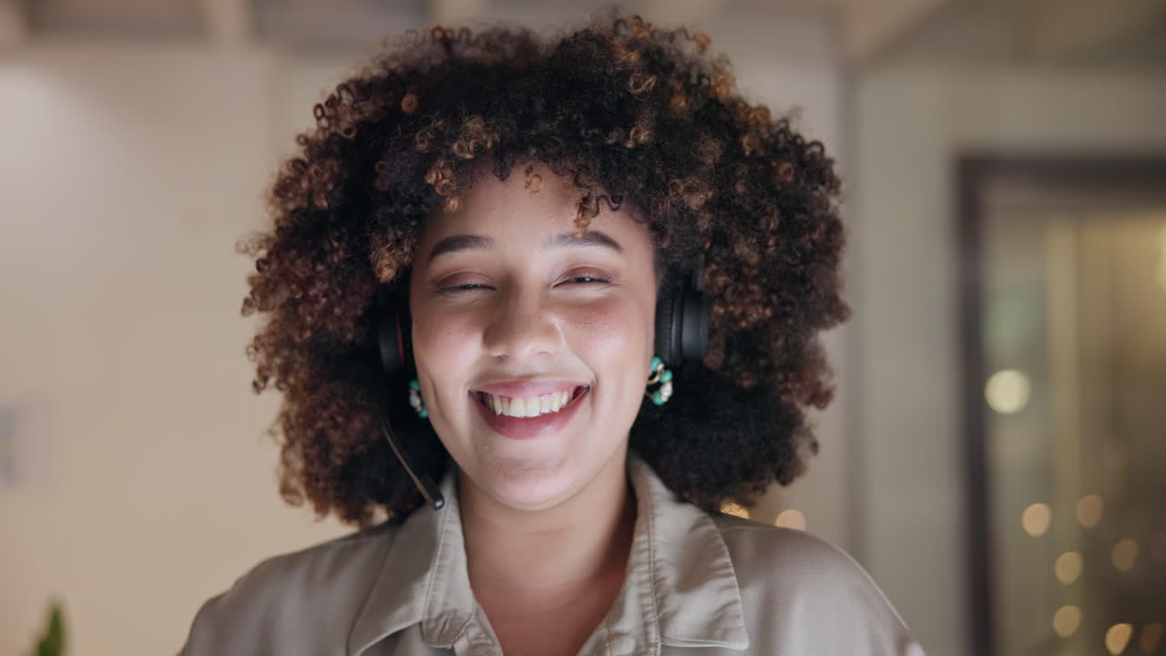 Volto, call center o consulente donna felice