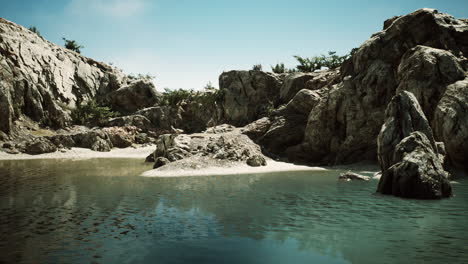 vista costera de una playa de arena con acantilados