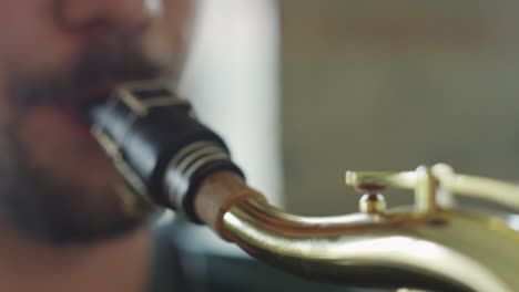 una persona tocando el saxofón