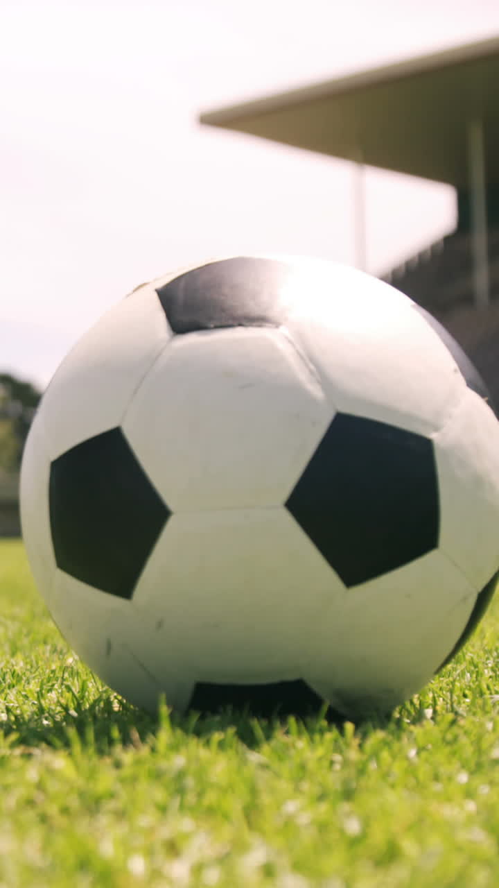 Topa vuran futbolcu