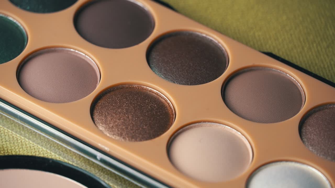 la sombra de los ojos brillantes gira contra un fondo negro