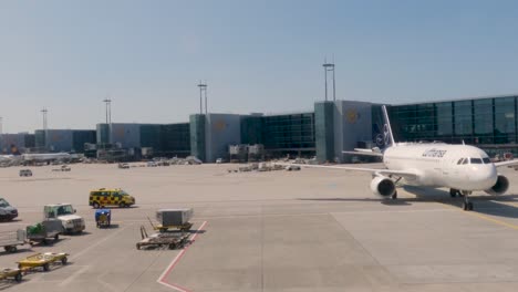 Imágenes-Del-Aeropuerto.-Avión-De-Lufthansa-Navegando-Por-La-Pista.