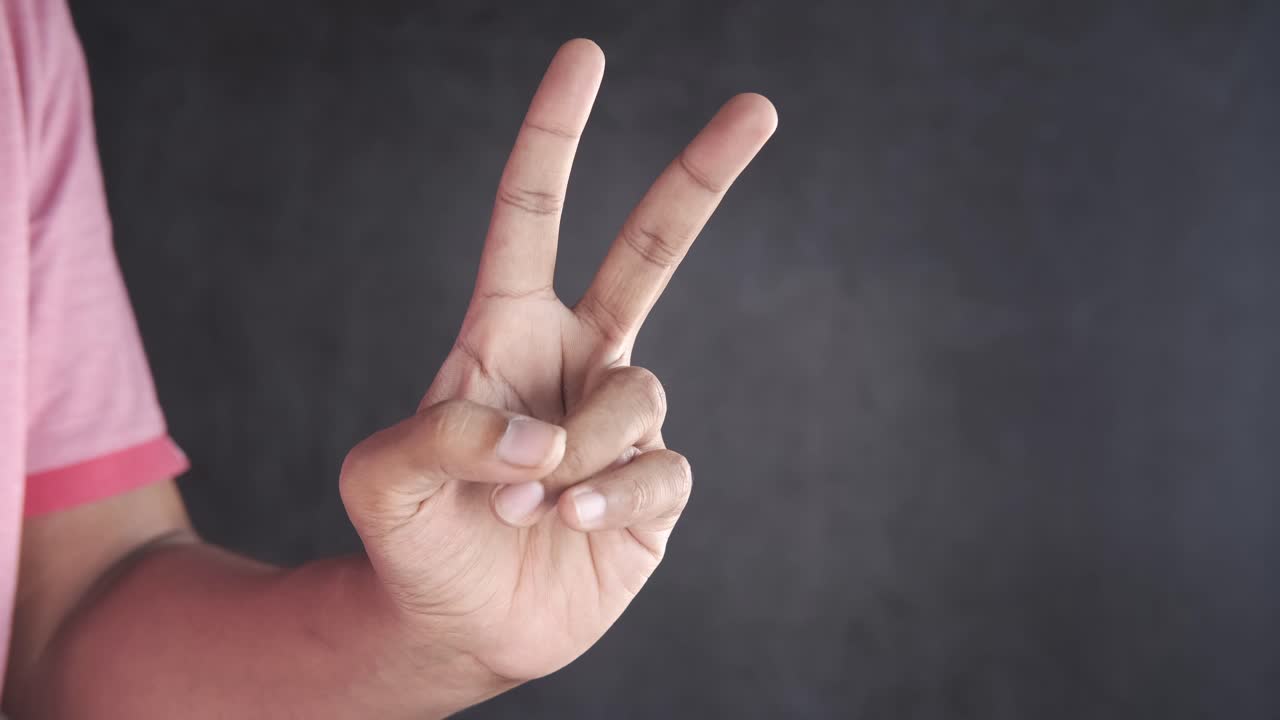 승리 의 표시 를 하는 손