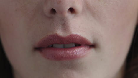 cerrar la boca de una mujer joven con los labios mostrando los dientes
