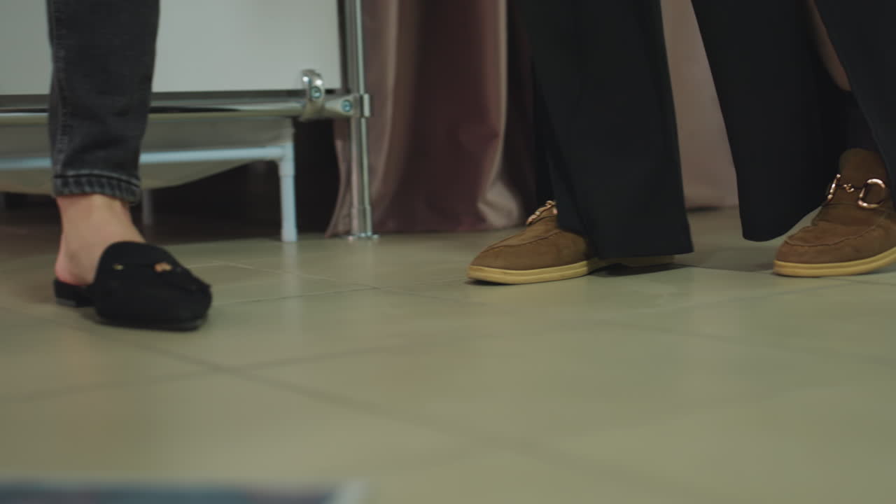 Mujeres paseando juntas, señoras moviéndose de forma casual en interiores, mujeres caucásicas compartiendo un paseo en un salón, grupo de mujeres blancas caminando una al lado de la otra sobre un suelo de baldosas dentro del salón.