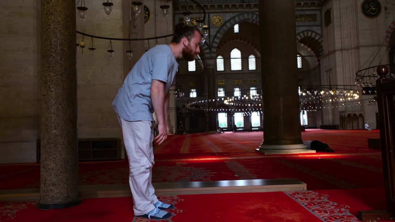 이슬람교도 들 이 사라 를 기도 하고, 이슬람 교도 들 이 모스크 안 에서 기도 하는 사람, 사라