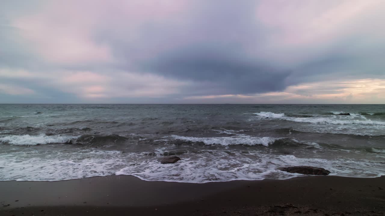 흐리고 바람이 많이 부는 날의 파도