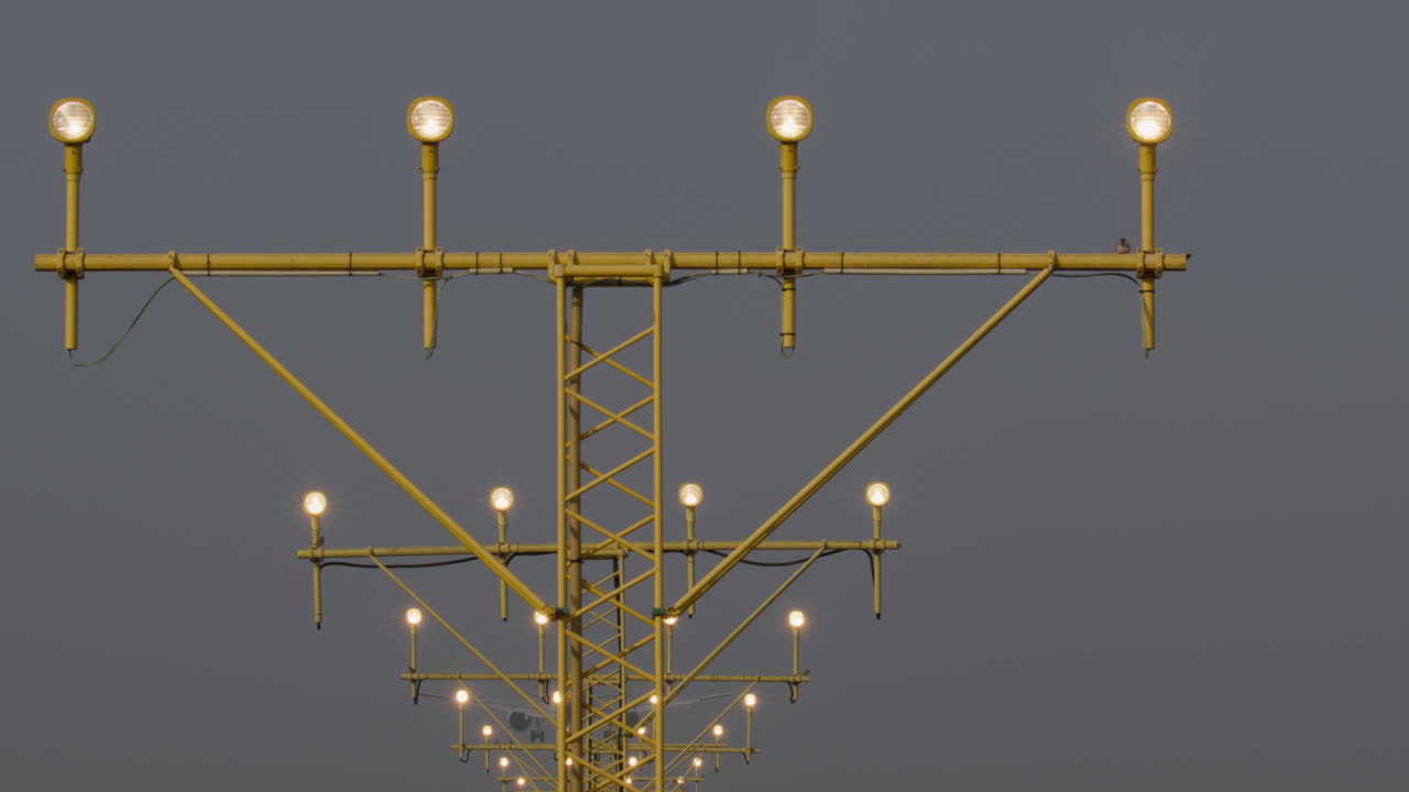 밤에 비행기 착륙 접근 조명