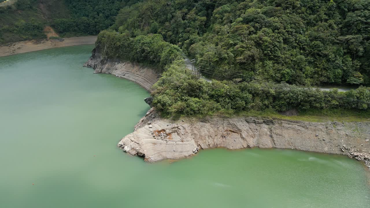 nivel de agua bajo en la orilla de un lago