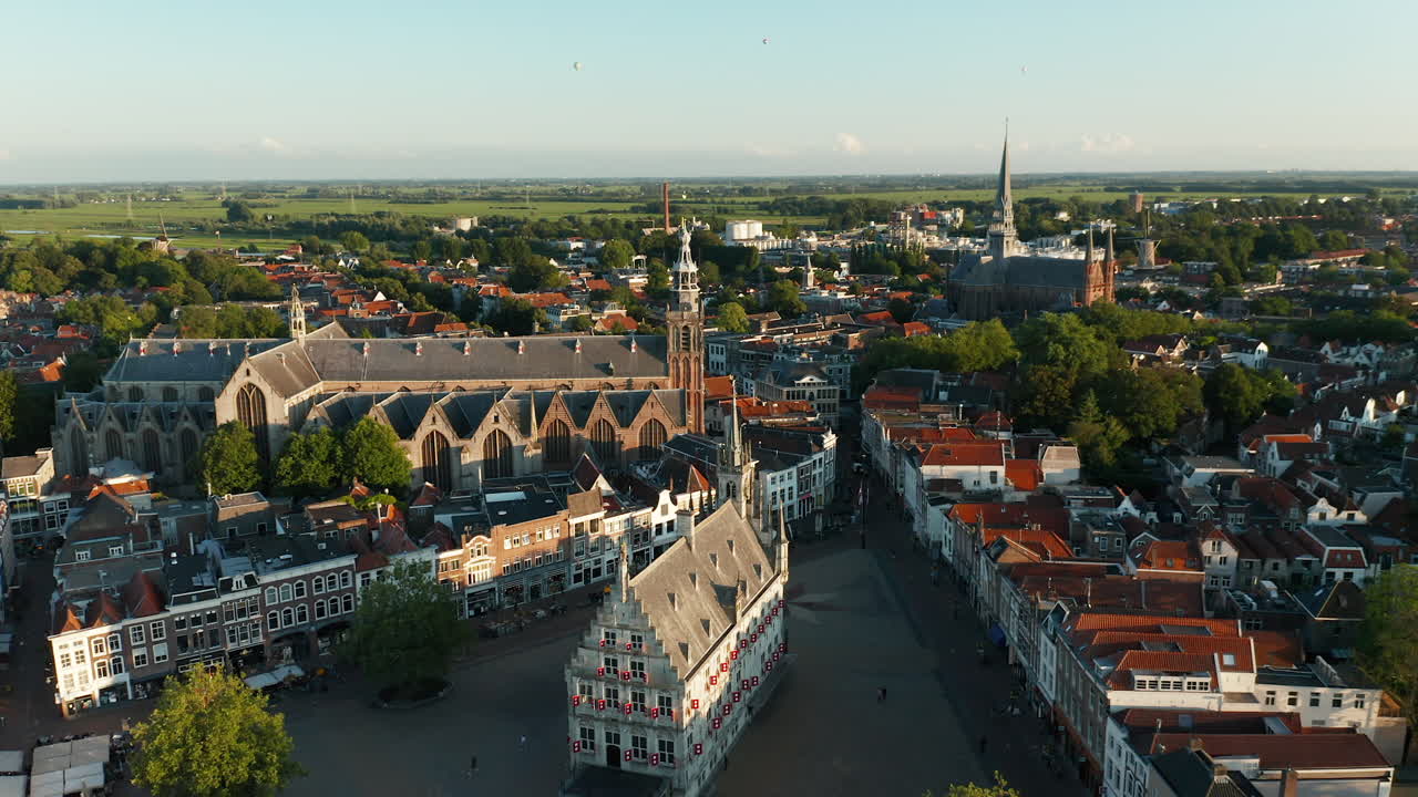 edificio del ayuntamiento en la plaza del mercado y las iglesias de sint janskerk y gouwekerk en gouda, países bajos