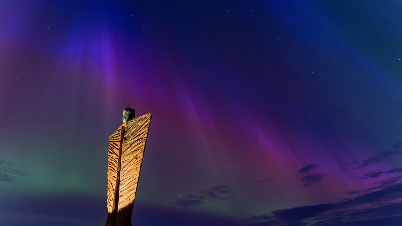 el lapso de tiempo de las luces del norte sobre el norte de dinamarca