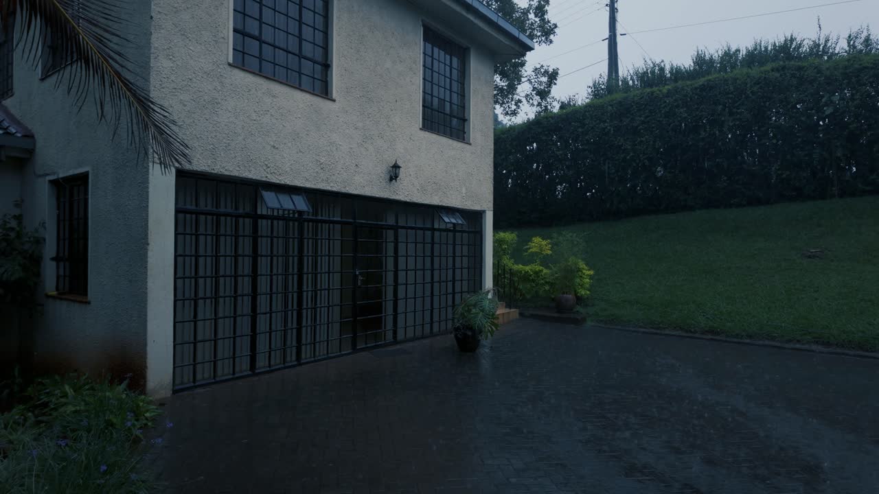 교외 집 에서 비가 많이 내리는 저녁