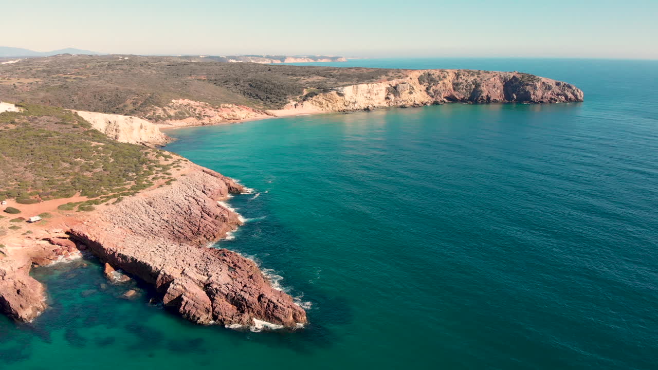 LUCHTBEELD: langzaam omlaag vliegend, uitkijkend over een prachtige kustlijn in Portugal